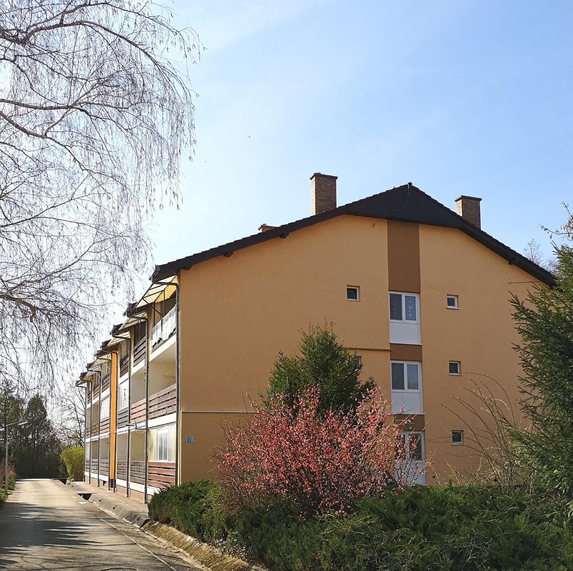 To Apartman Gunarasfuerdo Домбовар Экстерьер фото